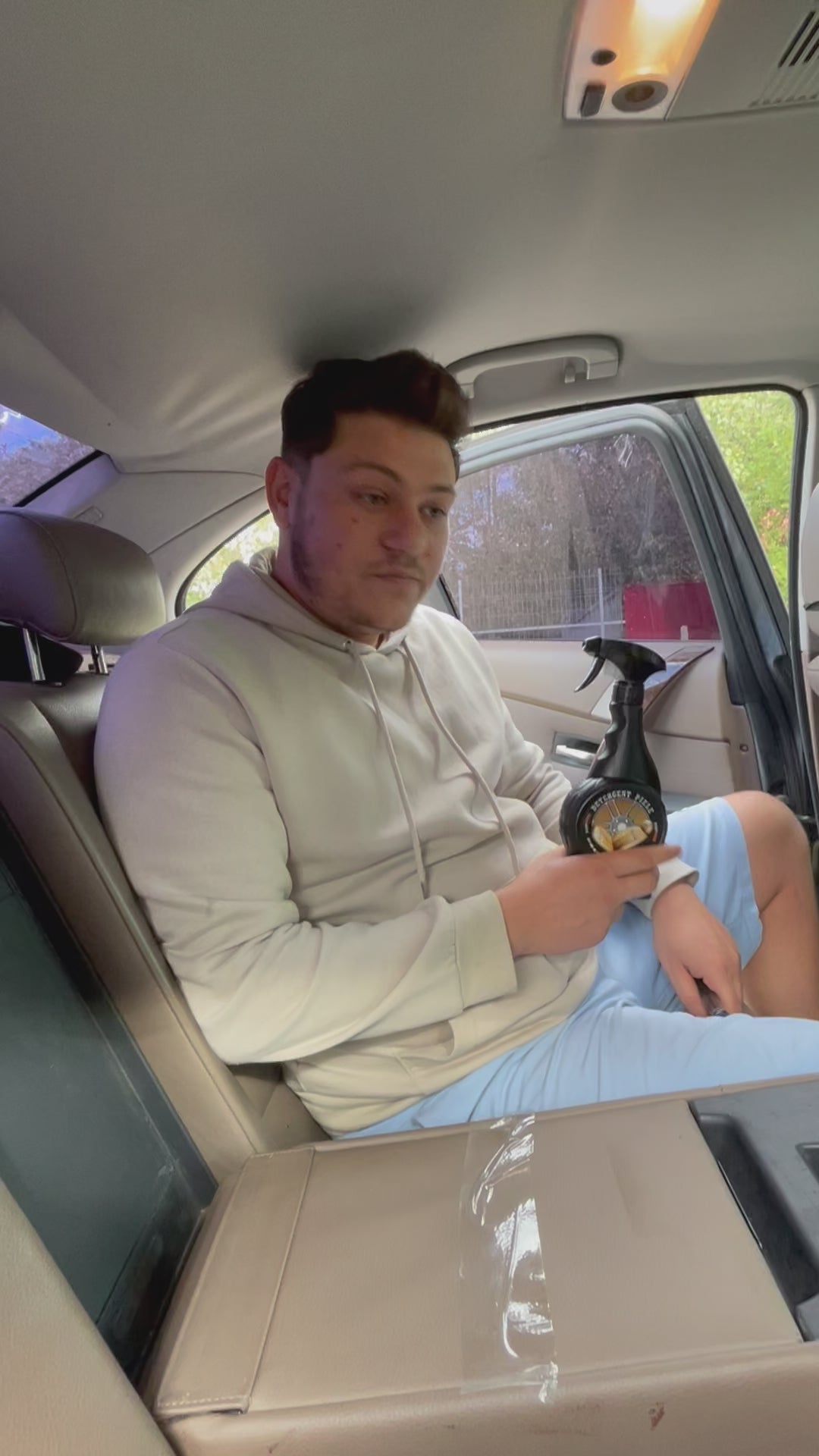 Încarcă clipul video: 